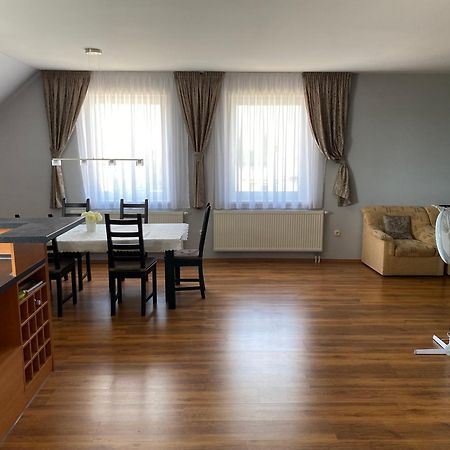 Spacious Apartment In Town Centre Nové Zámky Dış mekan fotoğraf