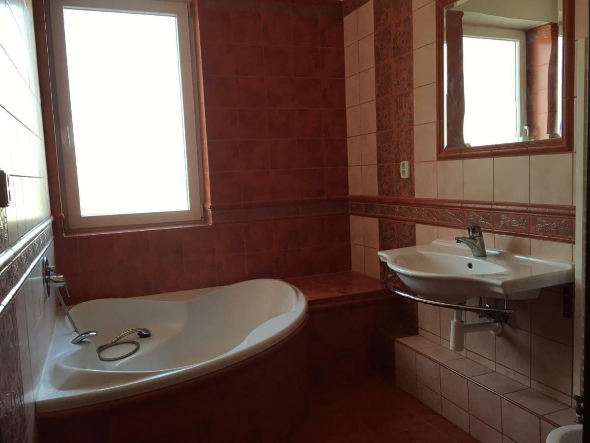 Spacious Apartment In Town Centre Nové Zámky Dış mekan fotoğraf