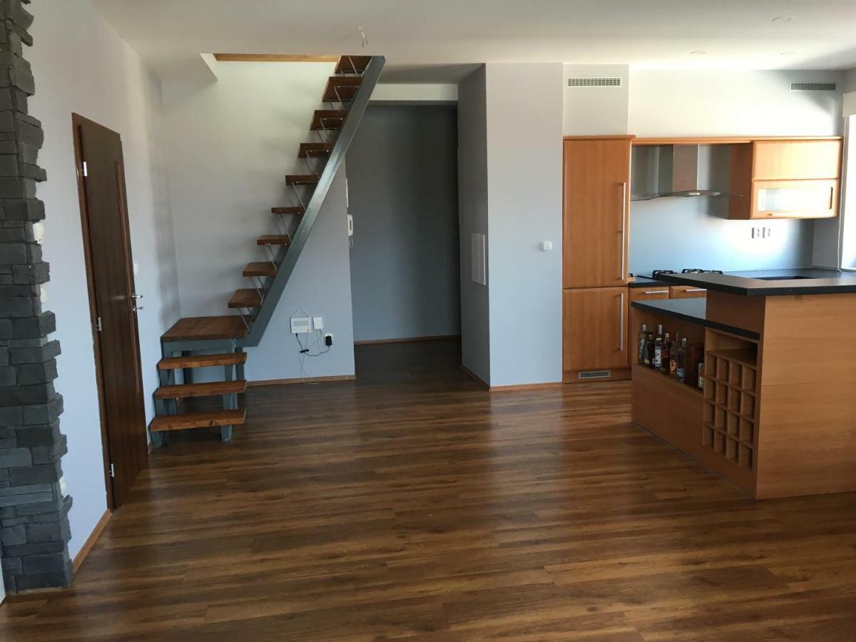 Spacious Apartment In Town Centre Nové Zámky Dış mekan fotoğraf