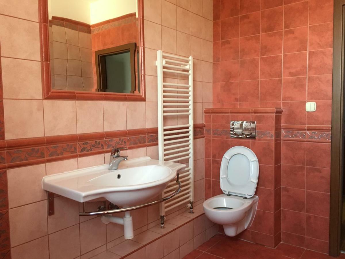 Spacious Apartment In Town Centre Nové Zámky Dış mekan fotoğraf