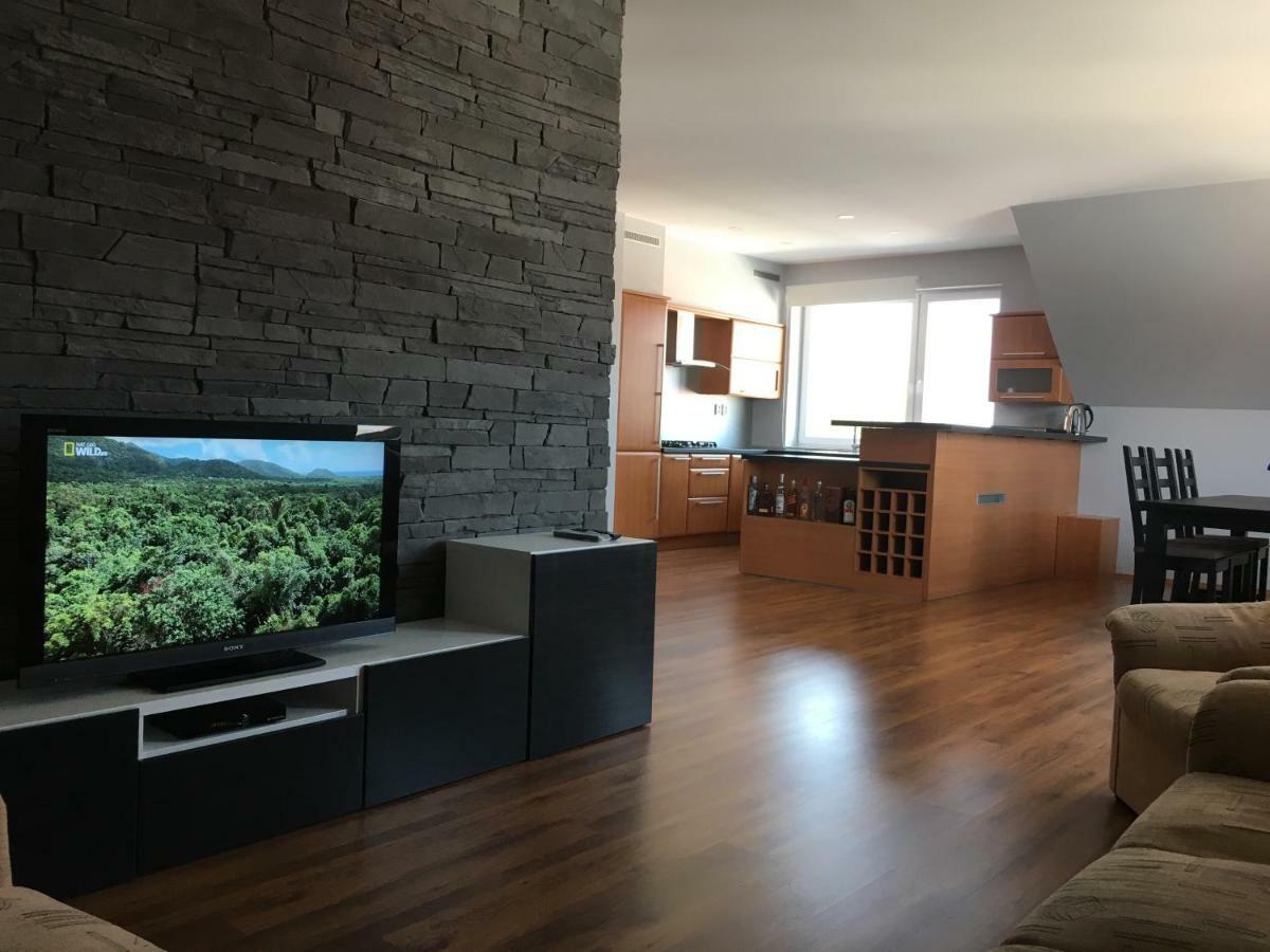 Spacious Apartment In Town Centre Nové Zámky Dış mekan fotoğraf